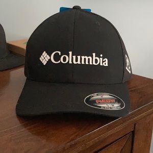 NWT Black Columbia Flexfit hat.
